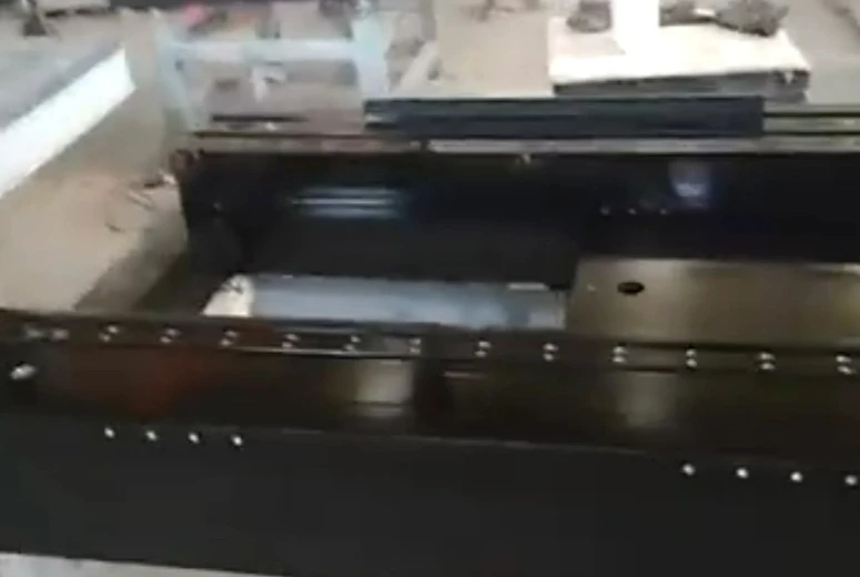 Složky žuly s vrtanými otvory a vloženými díly
